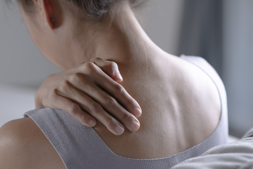woman has shoulder pain 2022 06 07 17 45 08 utc
